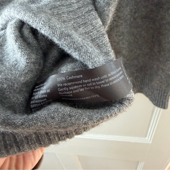 Eileen Fisher Italian Cashmere Gray Sweater - Picture 5 of 8